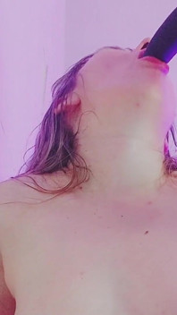 Une MILF joue avec un gode sucé et caressé entre les seins