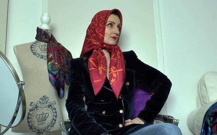 Lady Victoria Valente: Khăn lụa với blazer nhung màu xanh đậm