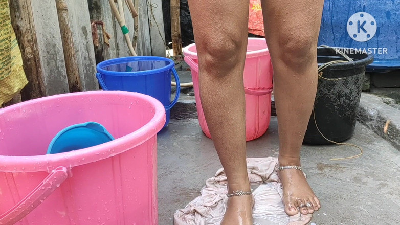 Anita yadav: インドの主婦が裸で入浴している様子を見せる
