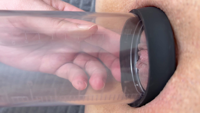 Nviz: Amcığı pompalanan parmakla sikiliyor. Vakum onu çok büyük ve tombul yaptı