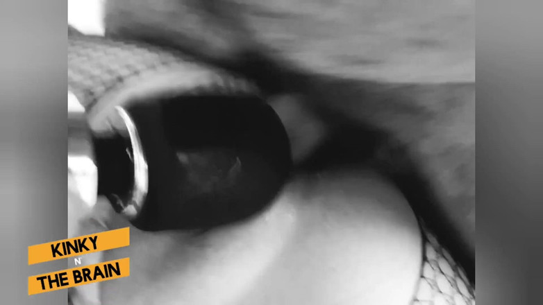 Kinky N the Brain: Después de la fiesta, follada rápida en medias de red...