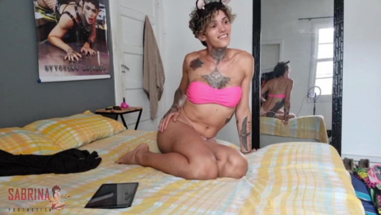 Prezottes_House: Große Schwanz-Transemale, die ihren Körper vor der Kamera zeigt.