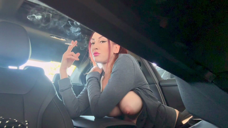 Artemisia Love: Італійська мамка з великими цицьками Артемія любить показувати свої великі цицьки і курити в машині