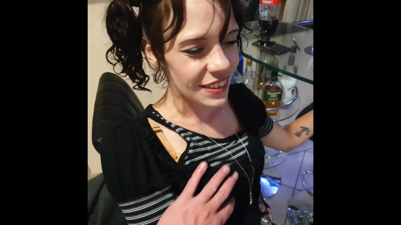 domslutfucker: Kısa elbiseli sıska sürtük amını gösteriyor