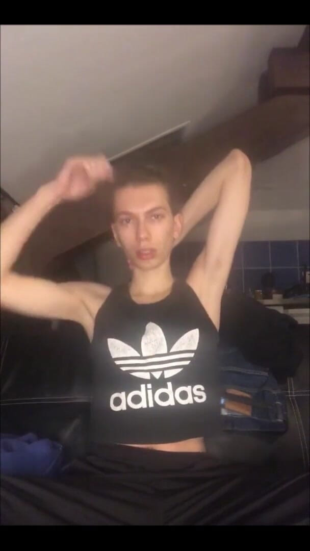 iamtonyrey: 法国年轻人twingk一边嗅他的运动鞋一边撸管直到他高潮