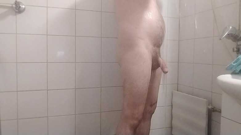 Uhri: Gay berbulu di bilik mandi