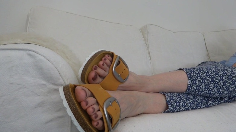 Lady Victoria Valente: ผ่อนคลายกับรองเท้า Birkenstock สีส้มและเท้าเปลือย