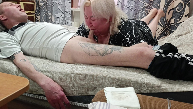 Zona901: 새엄마의 입에 정액을 많이 채우기