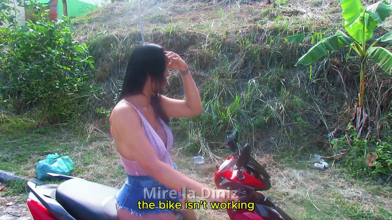 Mirella Diniz: Biker giúp đỡ và yêu cầu mông