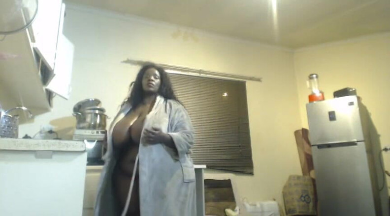 Legendary Booty Overdose: Ebenholz SSBBW neckt und masturbiert