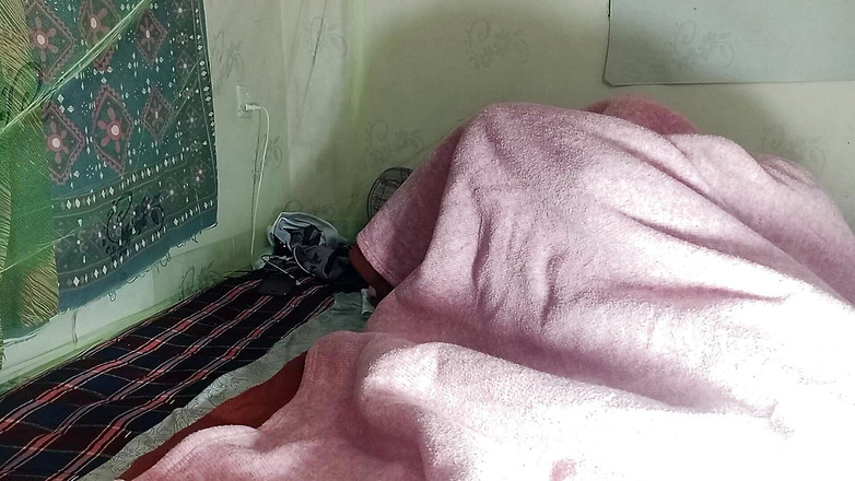 SAFI TV: 방에서 혼자 있는 의붓여동생을 따먹기 시작했어