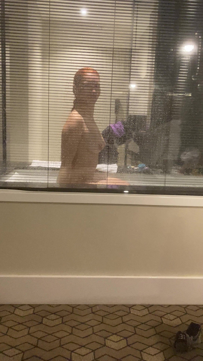 Hairy couple: Neviditelná kamera v hotelové koupelně, sledujte těhotnou zrzku v hotelové...