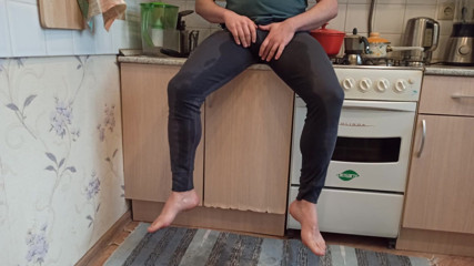 Kinky Guy: 台所で放尿し、レギンスで長いおしっこの後に自慰行為をする