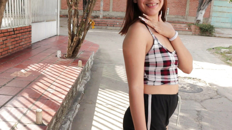 Artemisa74: 彼女の大学の近くで私の角質義理の妹とのインタビュー、彼女は私の家で性交するように私に言います