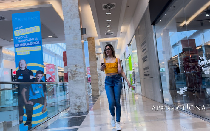 AproductionA: 在购物中心里湿润