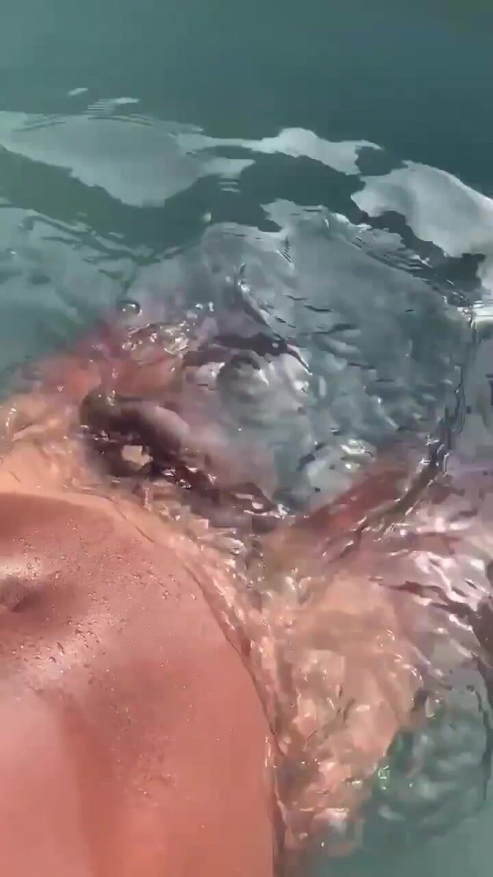 Vida Noite: Słuchając dźwięku gooning w basenie i szarpiąc się