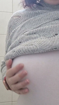 Tension dans les toilettes, intimité derrière la porte fermée