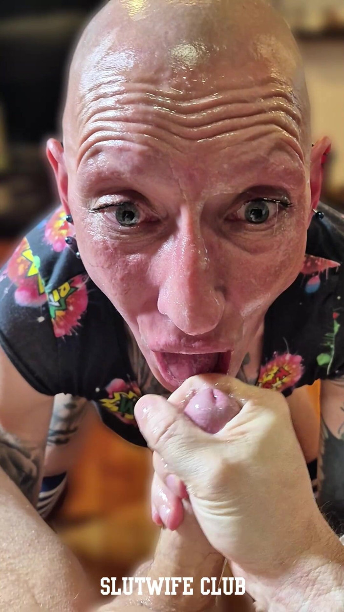 Slutwife Club: Mobile POV Vilja's Pre-shoot Throat Warm-up in German