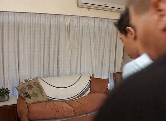 Bareback TV: Działanie dildoingu w dupę na łóżku