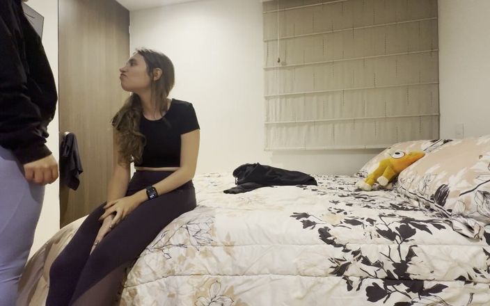scarlettandc: Dua gadis tiba dari gym berkeringat, melepas pakaian mereka dan...