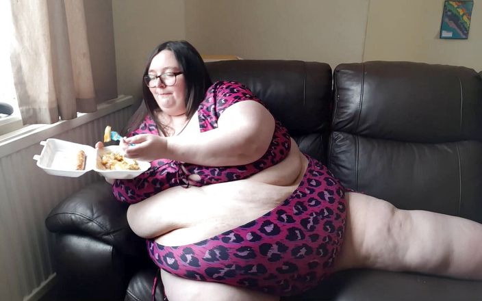 SSBBW Lady Brads: SSBBW stuffing her face in bikini