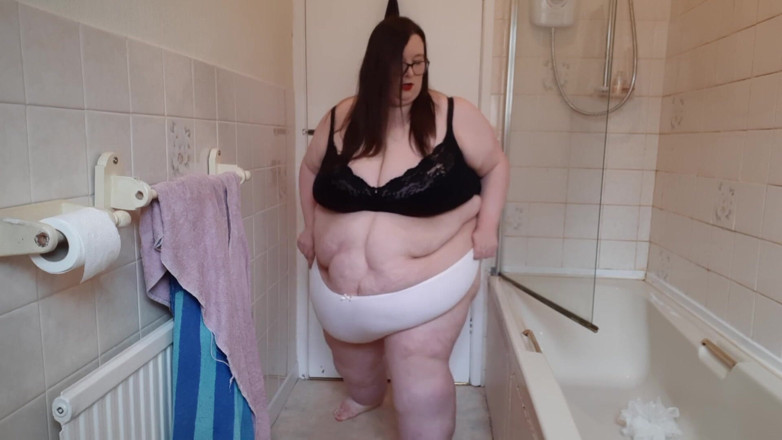 SSBBWLadyBrads: SSBBW Stretch exercise in bra &amp; thong