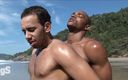 Gay Guys: Plage gay sexy avec une grosse bite noire baise un...