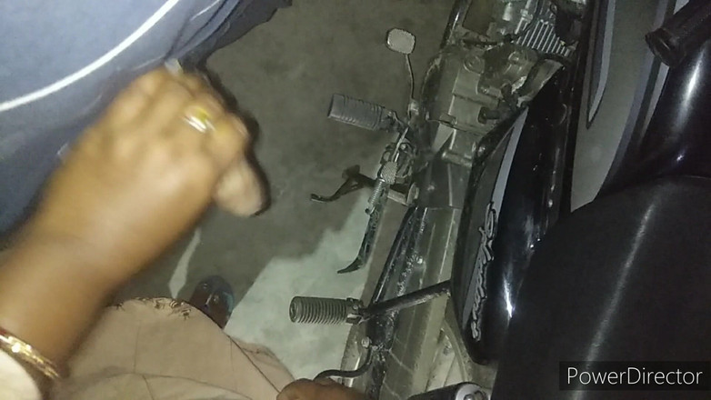 Husband wife: Bisiklette flört eden bir kızla tanıştım ve sikimi sallamaya başladım,...