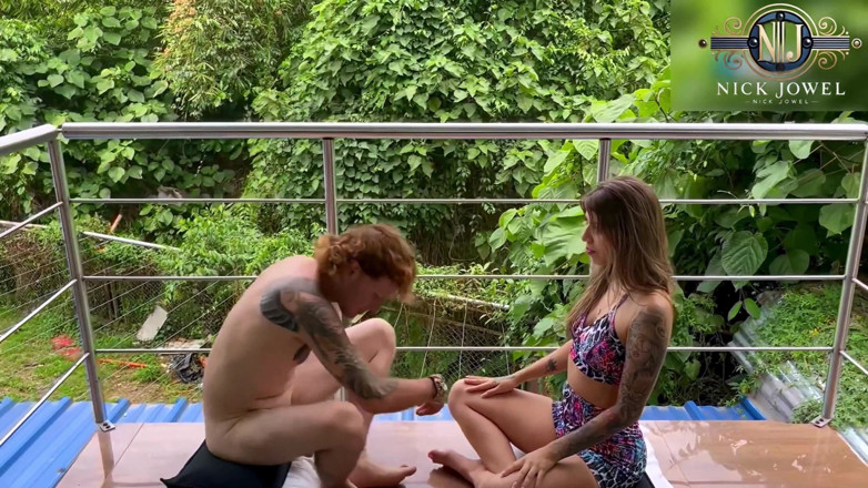 NickJowel: Blonda îl invită pe prietenul ei Vergon la yoga acasă și ajunge...