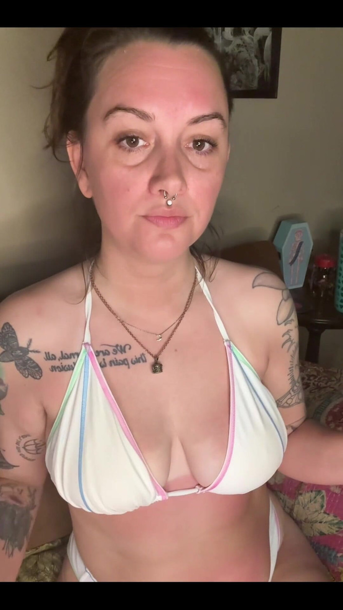 Chery Trees: ビキニ姿で喫煙するチェリーツリー