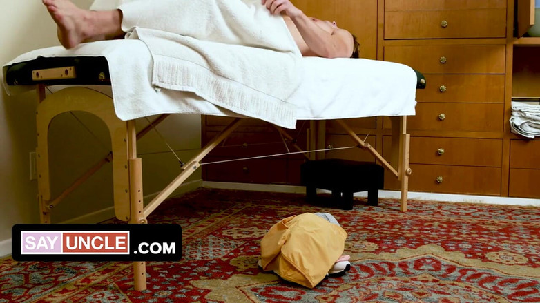 Say Uncle: Глубокий массаж и некоторая хардкорная долбежка это то, что нужно этому симпатичному твинку