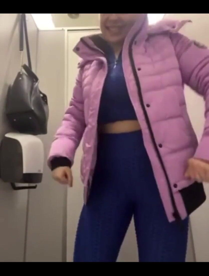 JuiceLussie: Masturbuje v šatně zblízka