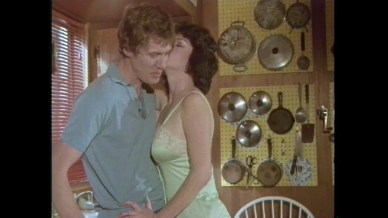 Vintage megastore: Un cazzo enorme soddisfa le ragazze bagnate