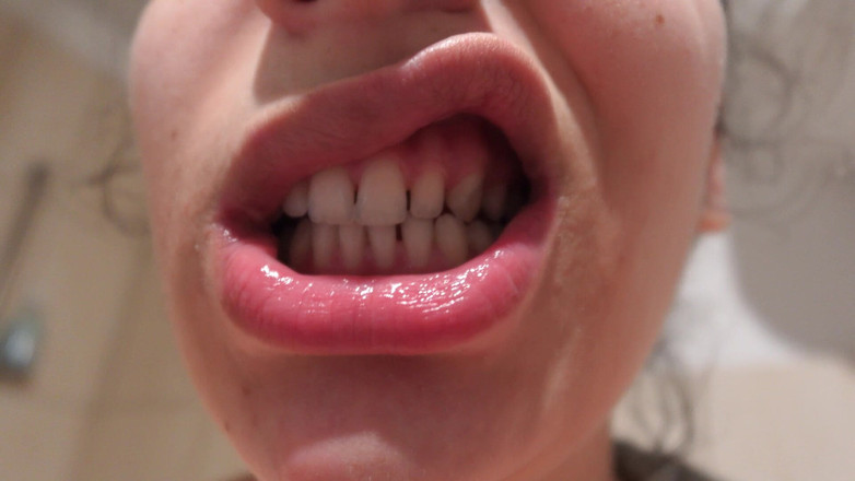 AmayaMori: Sora mea vitregă indiană se perie pe dinți și apoi face...