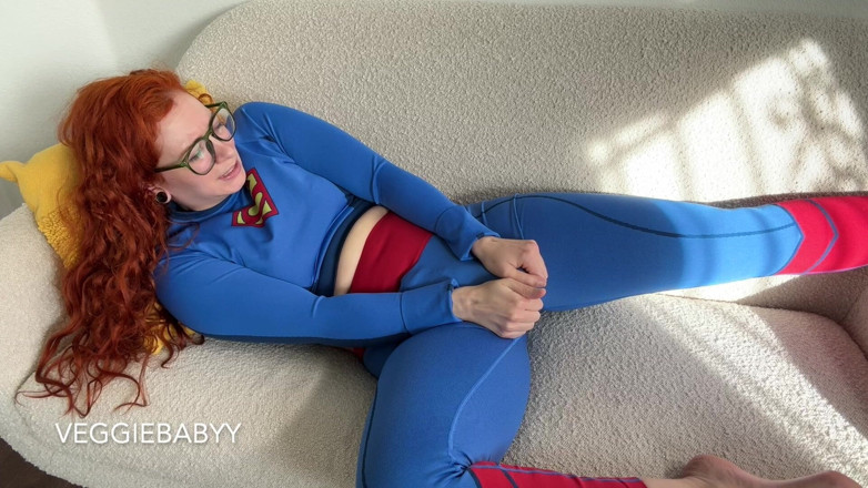 Veggiebabyy: クリプトナイト、SPH、CBTが小さなペニスのフタ・スーパーガールを硬く射精させる
