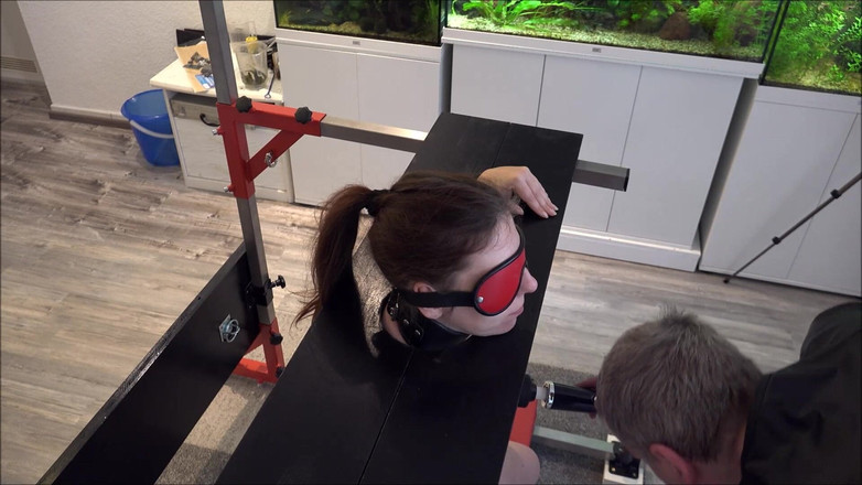 Master-Thomas: Niewolnica bezbronna w pręgierzu doprowadzona do orgazmu na Sybian