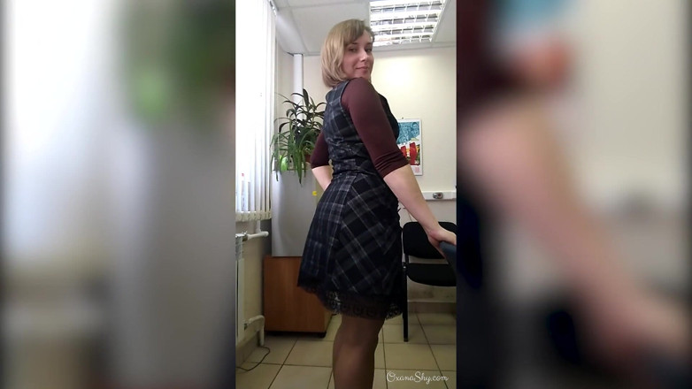 MILF Oxana: Migające selfie sekretarki w biurze