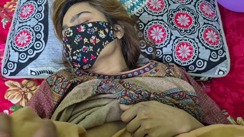 Faryal: Une tatie voisine se fait baiser en venant