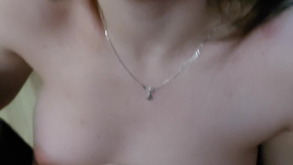 The amateur teenagers: Schöne freundin wird auf dem stuhl gefickt