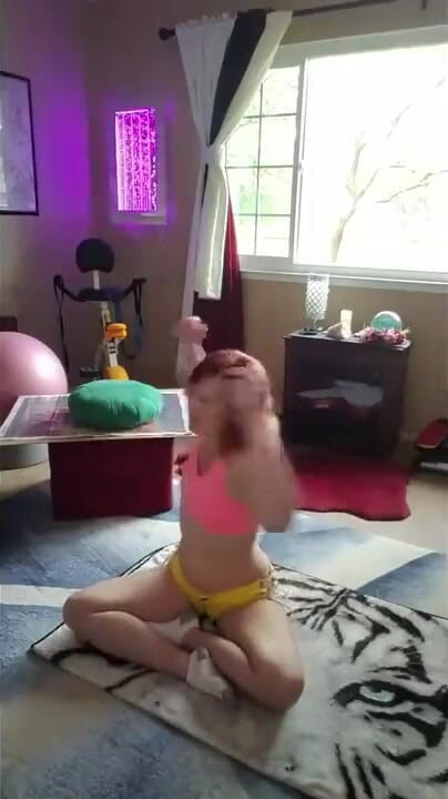 Aurora Willows: Fashion show and workout in yellow booty shorts