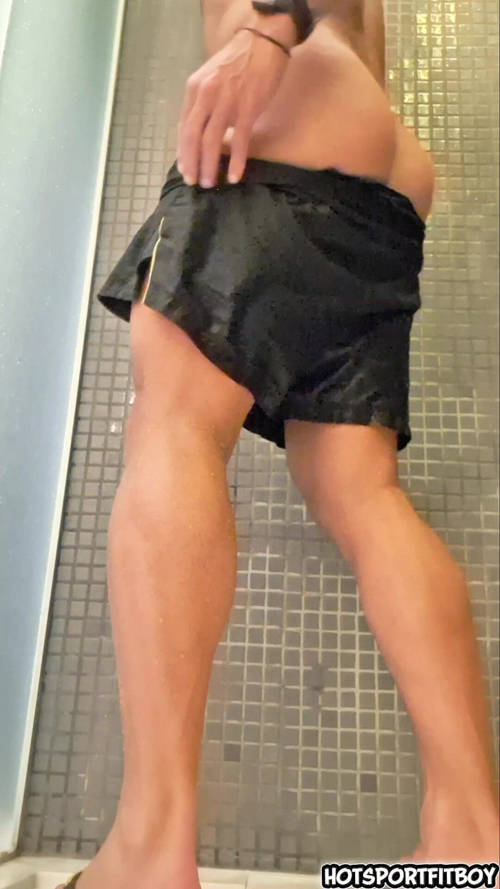 Hotsportfitboy: Masturbare riscantă în baie - pulă mare și dură mângâind până când o...