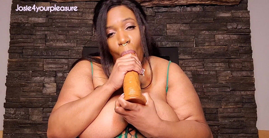 Josie4yourpleasure: Lutsch deinen großen schwanz, während ich diesen süßen weihnachts-body mit...