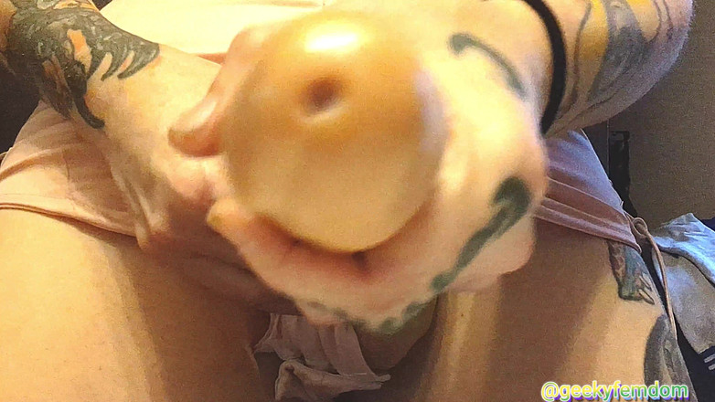 Geeky Femdom: Chica gamer Futa