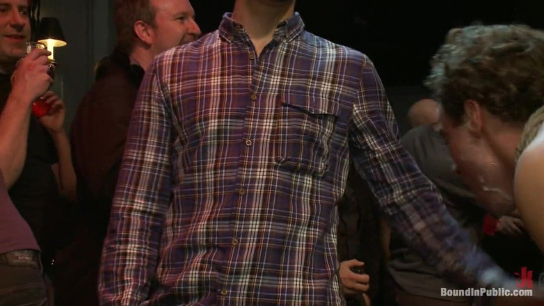 Bound in public: Bărbați excitați