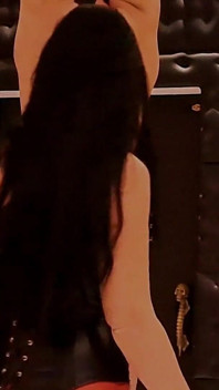 Mistress luciana dotato frusta estrema a coda singola parte 1