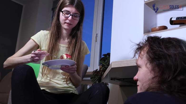 Czech Soles - foot fetish content: Jilat makanan penutup dari kaki panjangnya dan memuja kakinya yang...
