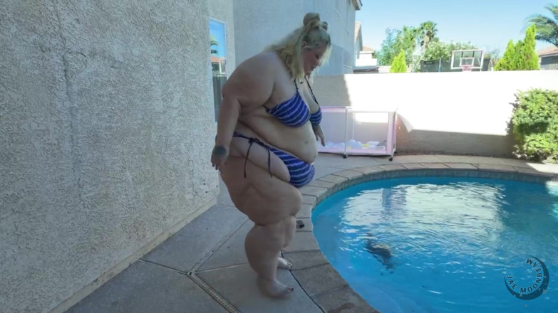 Jae Moonbeam: SSBBW Pool Girl