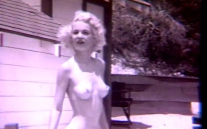 Vintage megastore: Stripteuză blondă retro atomică în aer liber
