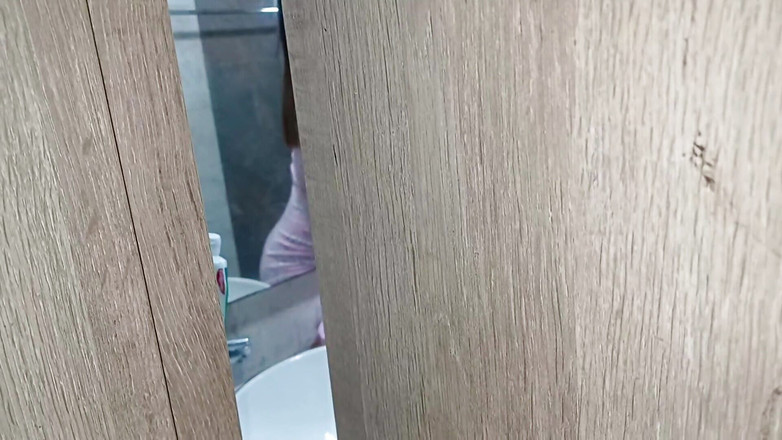 Artemisa74: 继母洗澡，而我用手机记录她 - 我和我的热辣继母一起去浴室