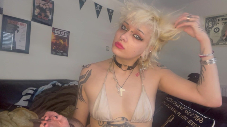 Glitterqueen1999: Pink Lipstick Smoking a Cigarette